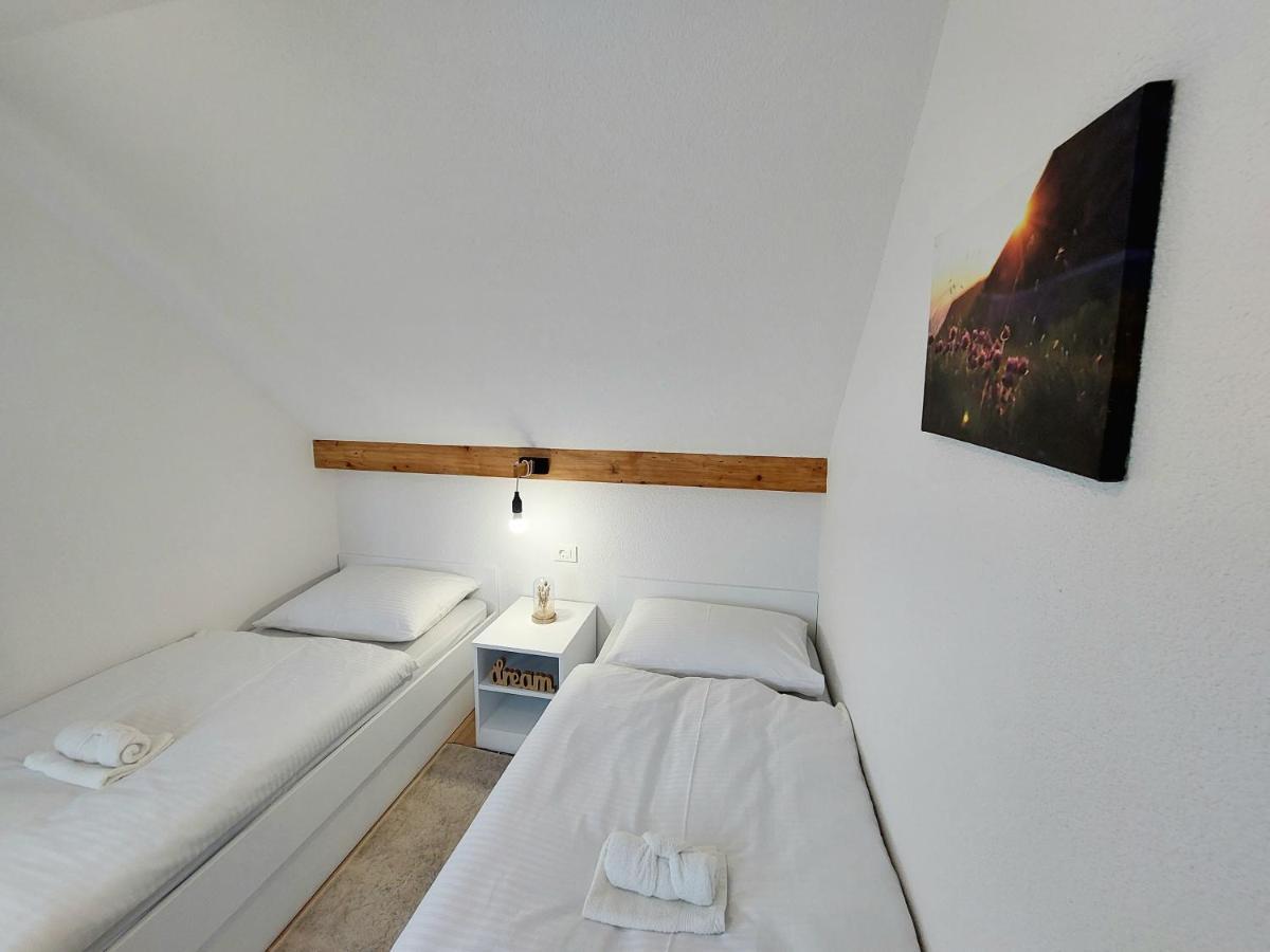 Apartments & Rooms Velebit Lovinac  المظهر الخارجي الصورة